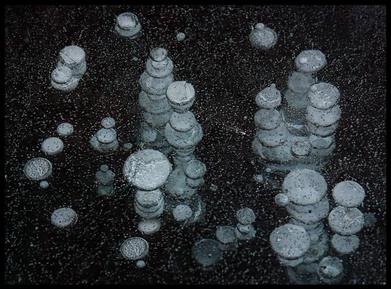 Airbubbles in frozen lake
