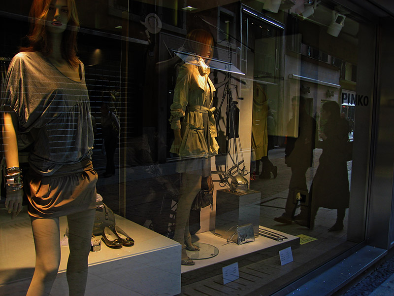 Store window on via Mazzini .. 2443