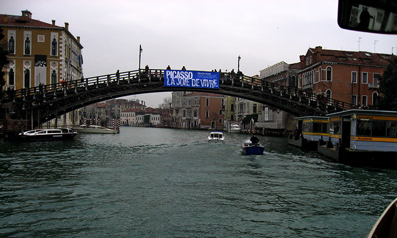 Coming up to the Ponte dellAccademia on the vaporetto  .. 2664