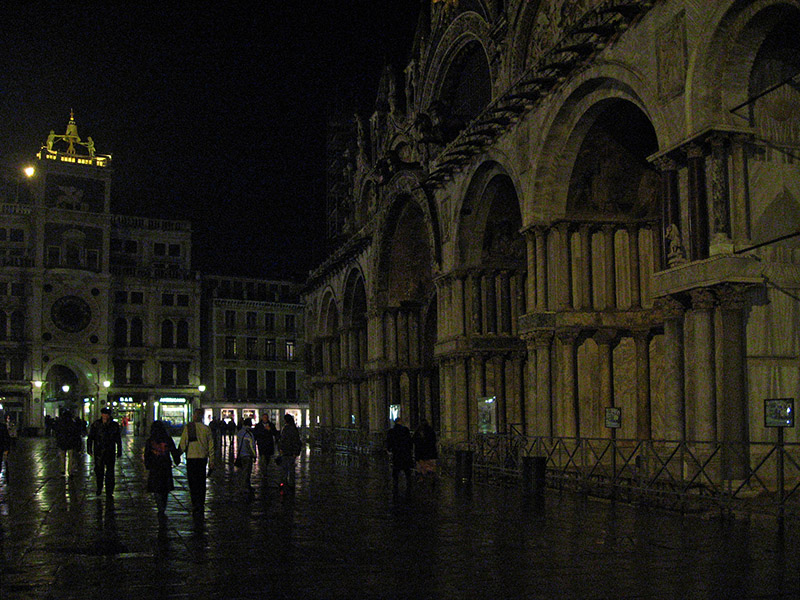 Torre dellOrologio and the Basilica di San Marco at night .. 3029