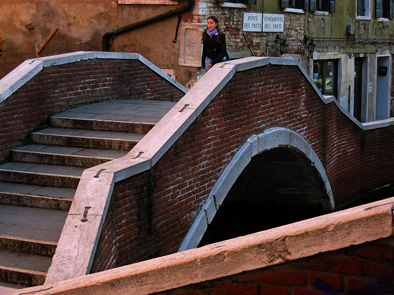 Crossing on the Ponte dei Preti .. 3107