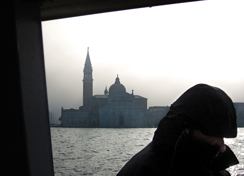 Commuter listening to his iPod on the vaporetto .. 3154