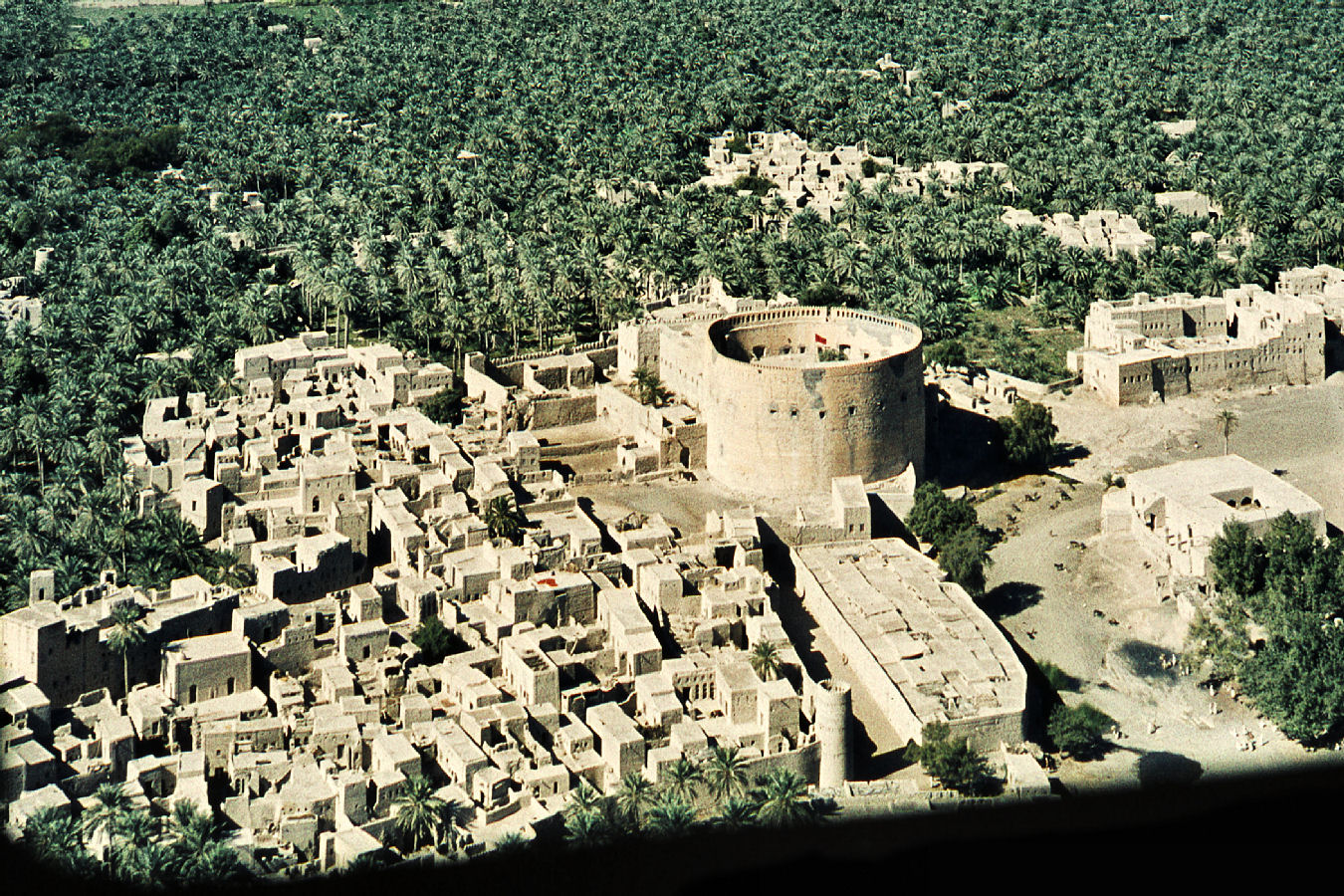 1960 - Nizwa from the air - ScanOman252
