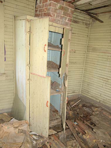 Abandoned farm house 9154