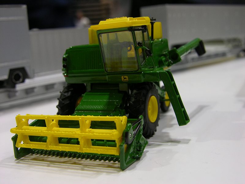 Athearn HO: John Deere 7700 Combine w/grain head