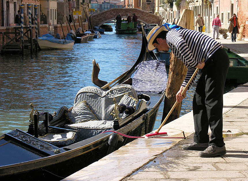 Gondola - Getting ready for the day