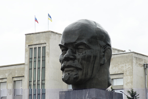 Giant Lenin Head at Central Square 004.jpg