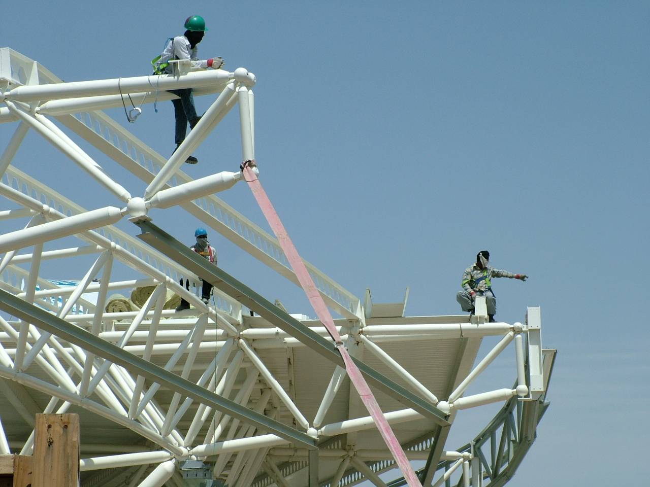 1344 29th April 06 Roof Workers.JPG