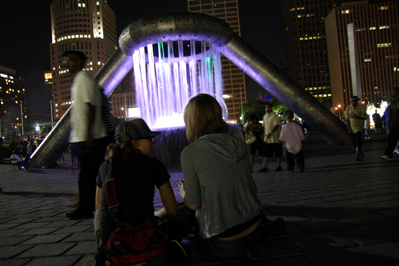 Detroits Hart Plaza at night