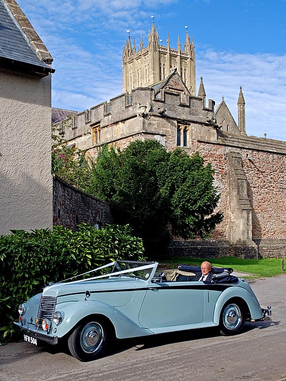 Car and cathedral, Wells (4677)
