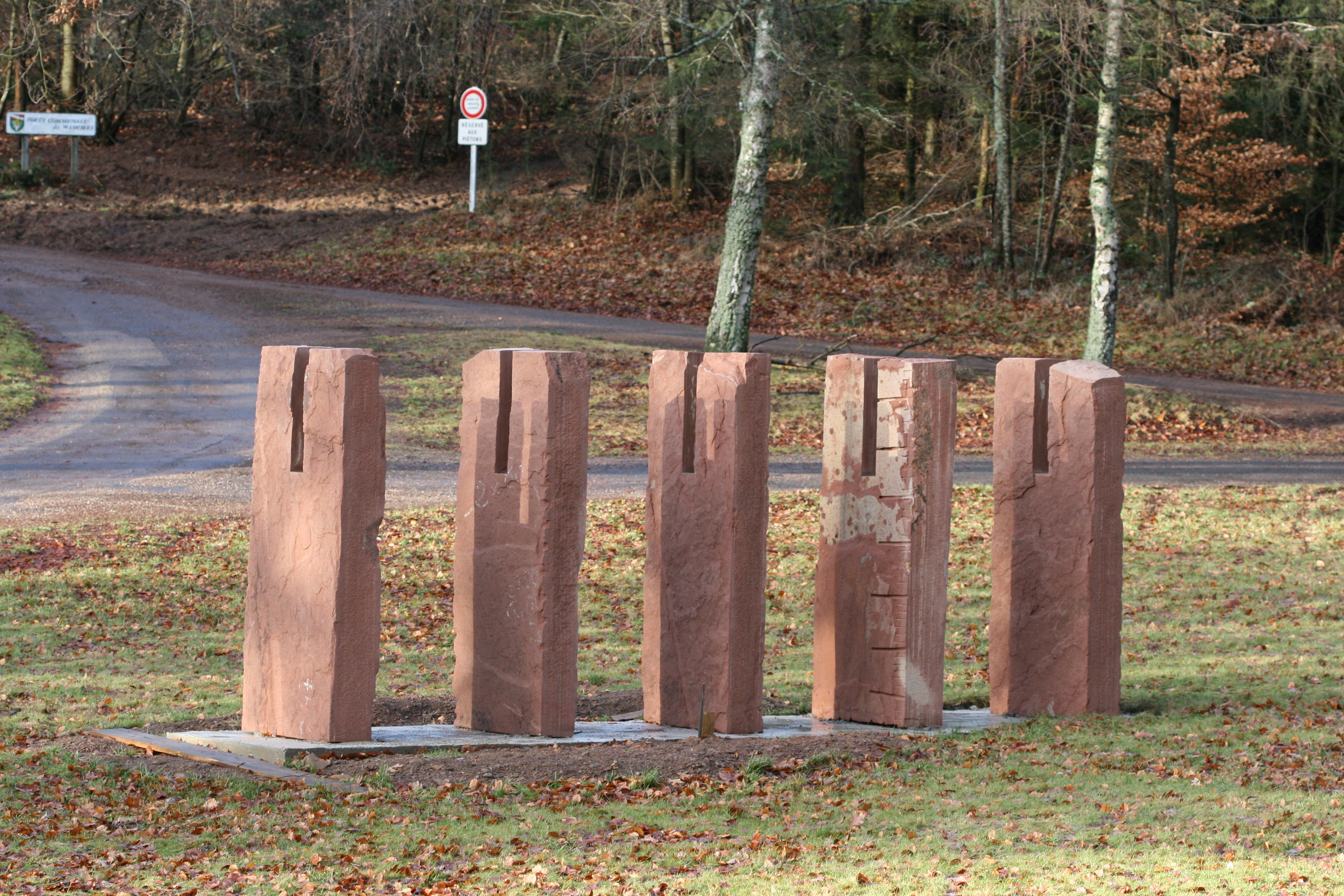 Les nouvelles structures en pierre du cimetire militaire de Wisches