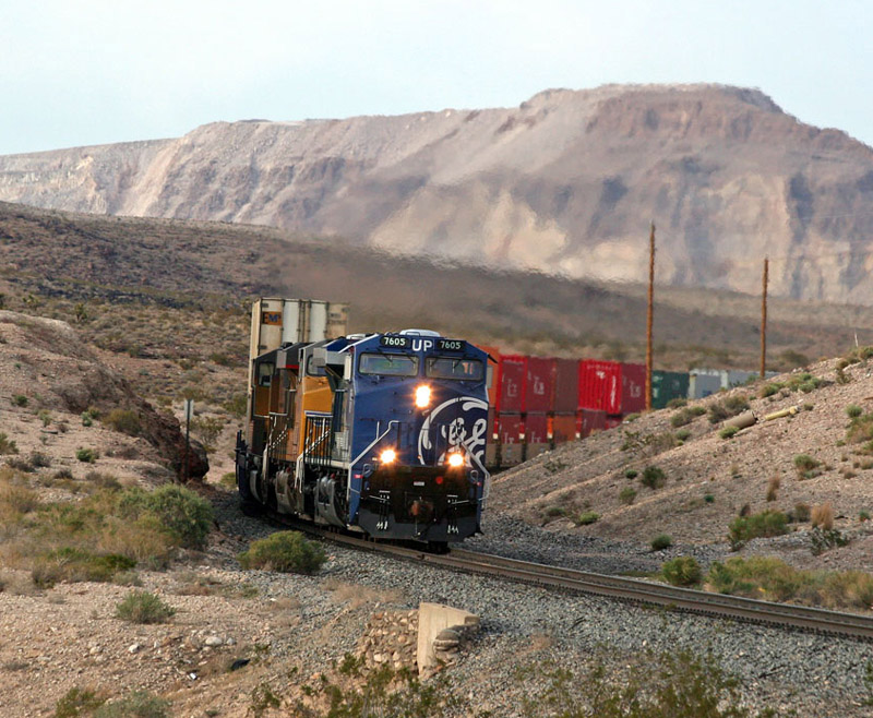UP 7605  at approach to Erie