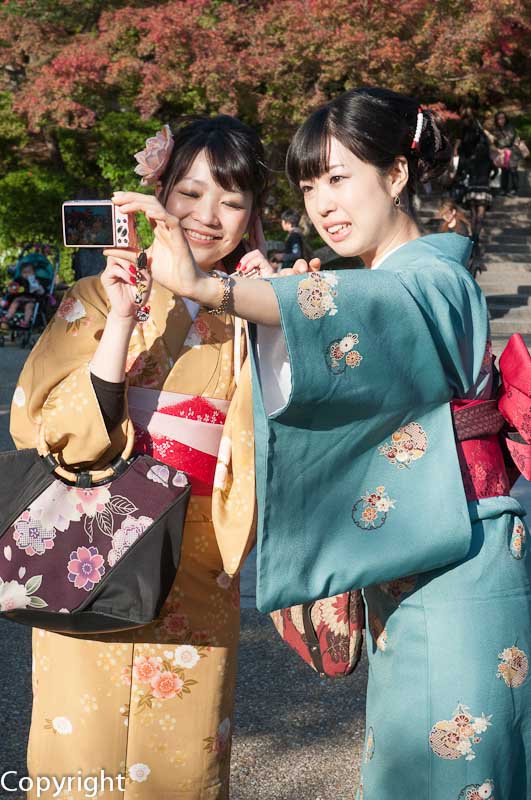Capturing the big day out at a Kyoto temple