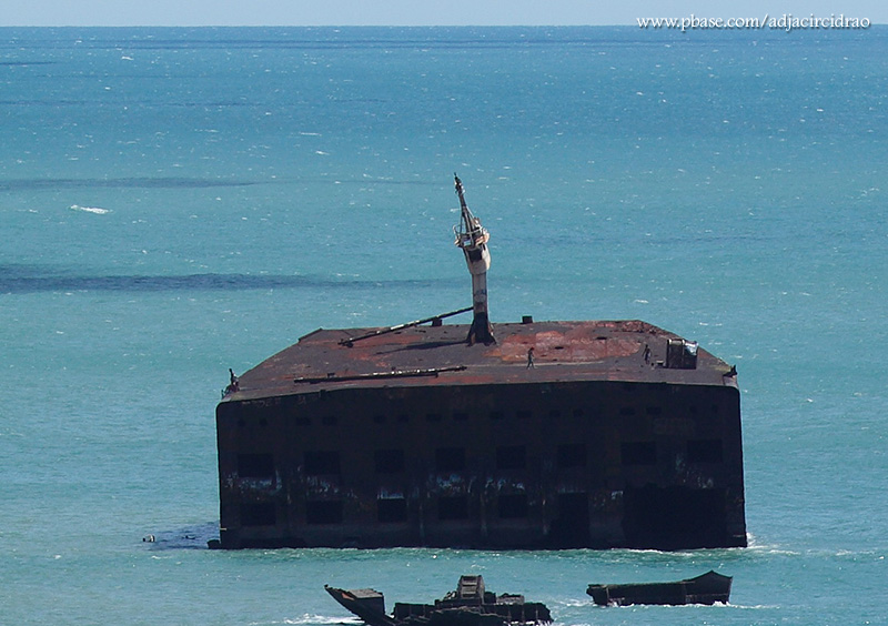 Navio abandonado e visitantes