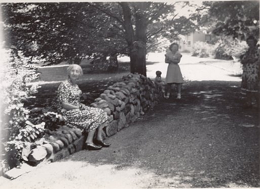 Annie Baillargeon(mm) and Bertha (n.Schiller) in background
