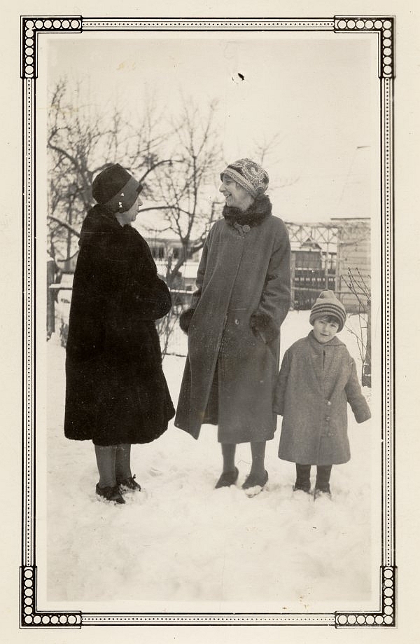 Annie and sister Amlie