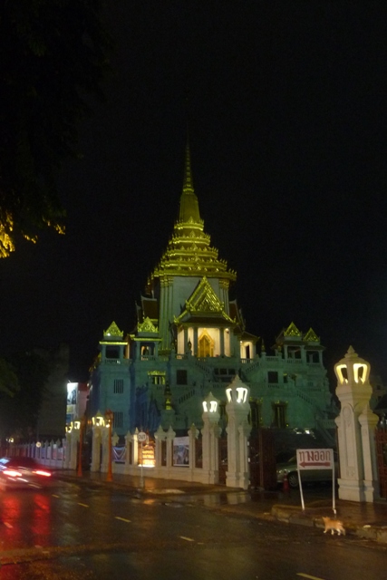 Wat Traimit by night