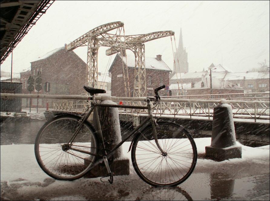Ancien pont-levis sur le canal du centre. Je mabrite de la tempte de neige.