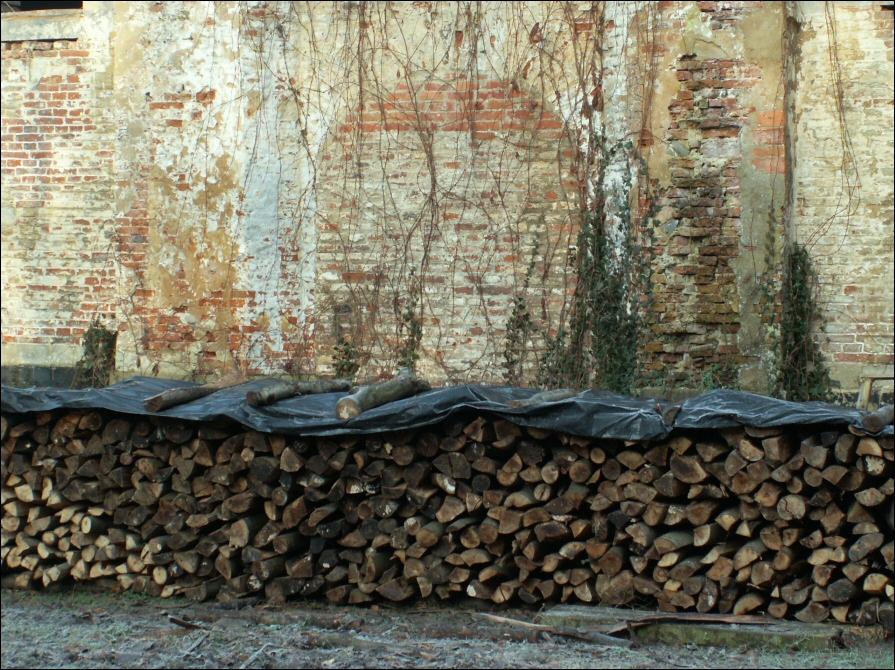 Le mur de bois soutient le mur de briques.