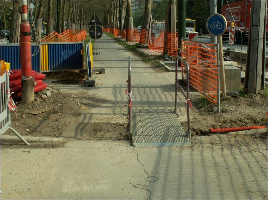 3/5/2006 - Passerelle trop troite pour les vlos. Un soir, jai retir un des deux ct...