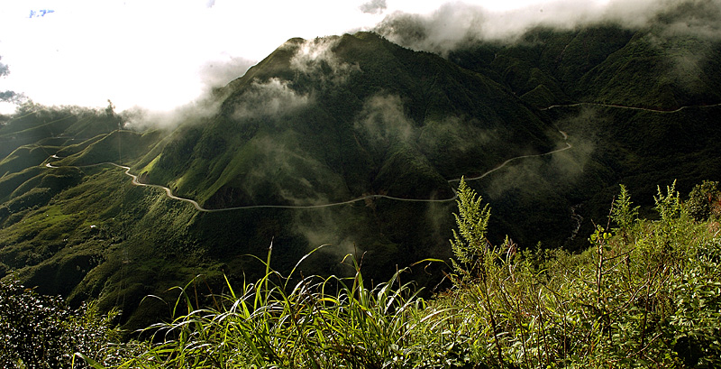 A lonely pass to Lai Chau.jpg