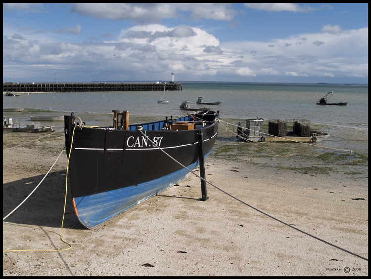 Blauwe boot op het droge