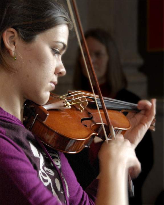 4/17/06 - Listening for the Sound of Quality<br><font size=3>ds20060408_0125aw Violin Player.jpg</font>