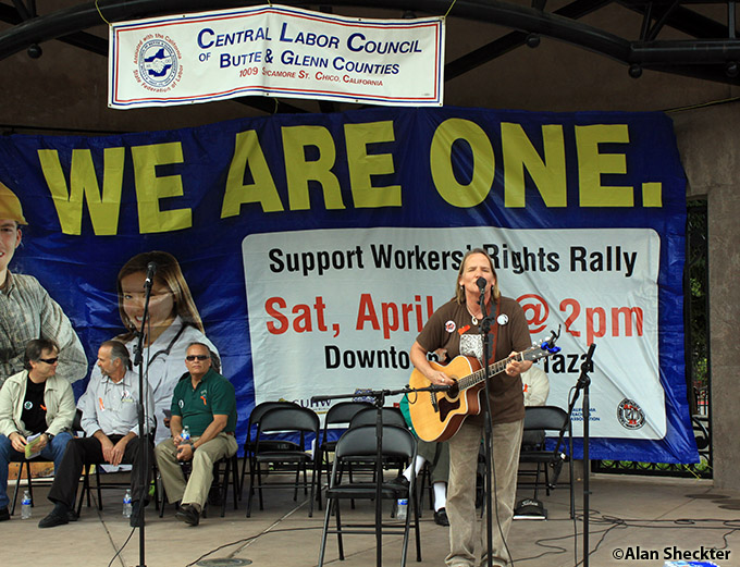 Sherri Quammen sings pro-labor