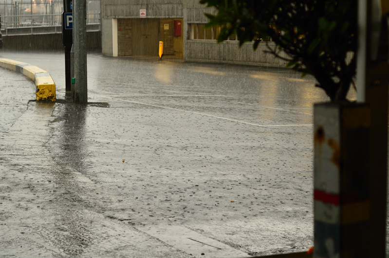 Dancing raindrops in the carpark