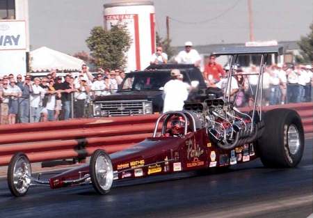 Domenic Paris duel<br>hemi engine dragster