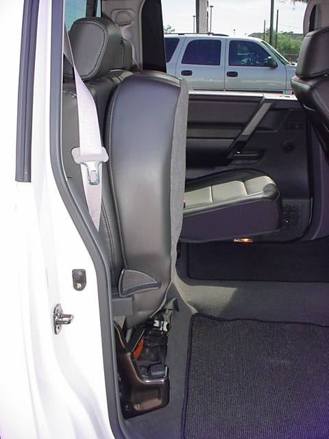 2005 Nissan 4x4 LE<br>fold up rear seats