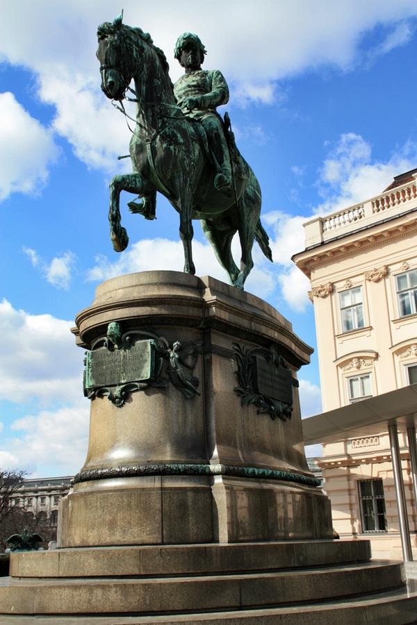 Museo Albertina.Estatua de Alberto de Sajonia