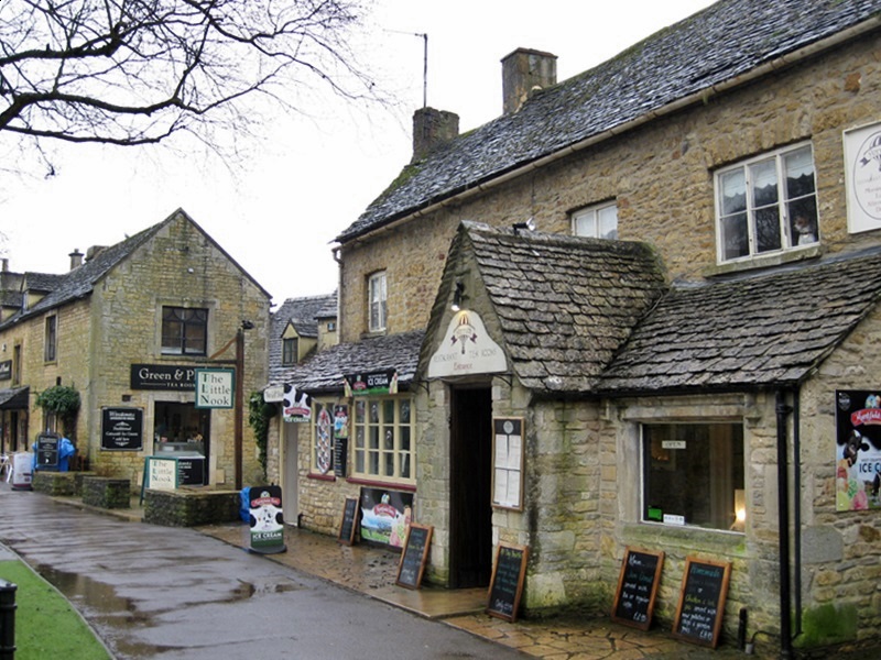 Bourton-on-the-Water. Gloucestershire