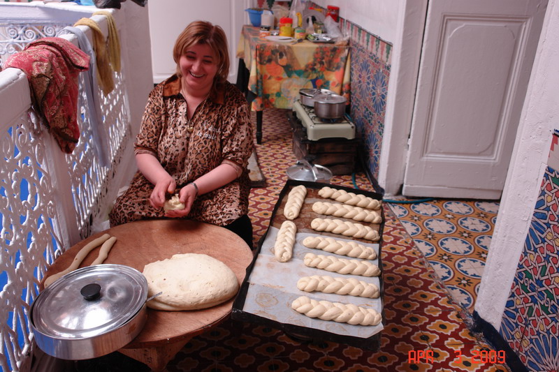 Marrakech05 making challahs.JPG
