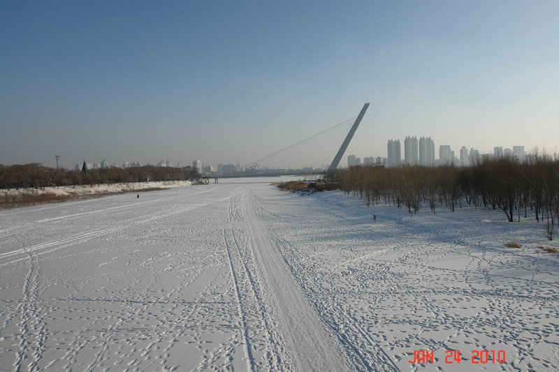 harbin17 frozen river.JPG