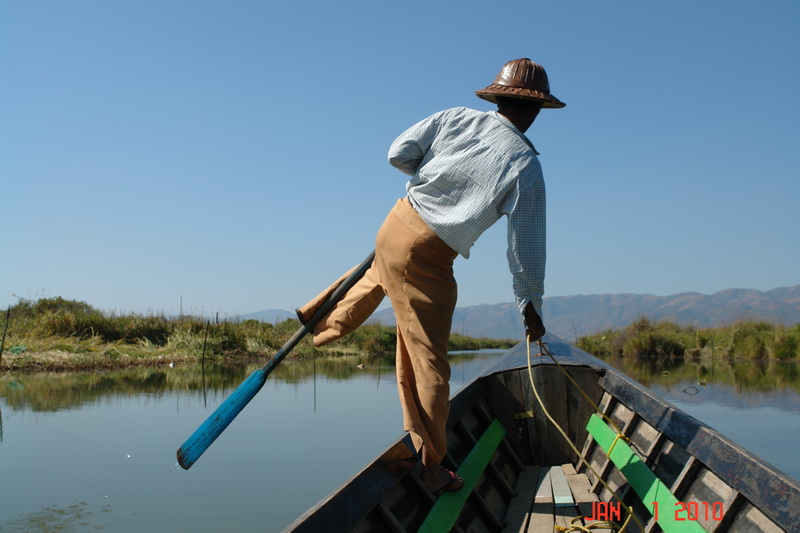 inle lake24 rowing with leg.JPG