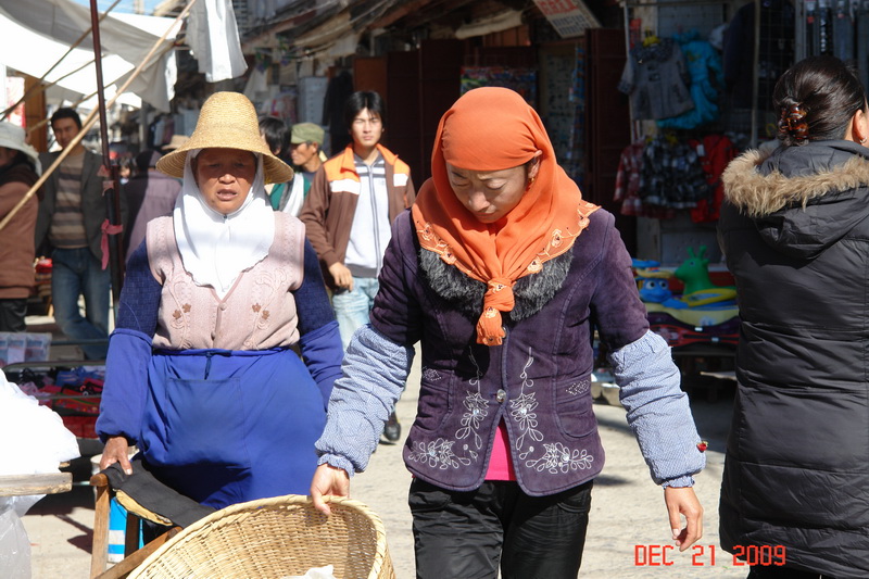 dali and minority people43 market.JPG
