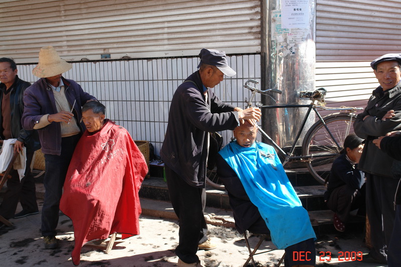 dali and minority people46 market.JPG