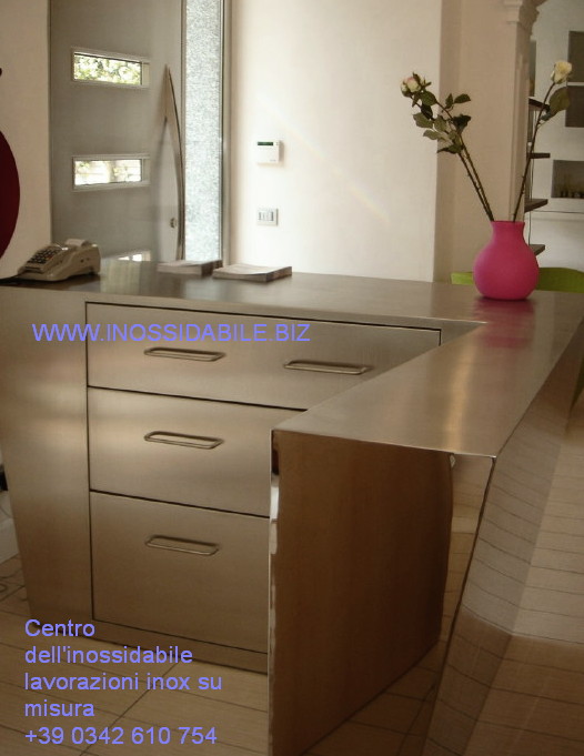 Bancone reception su misura rivestito inox satinato e lucido a specchio