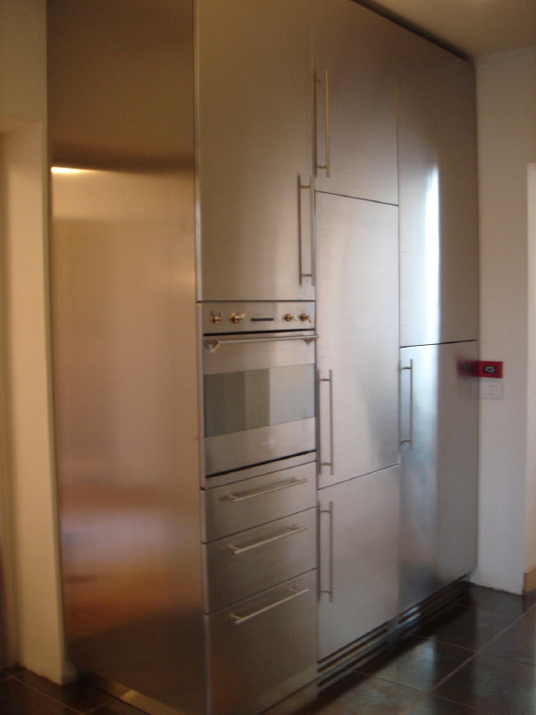 Mobile cucina ante e frontali rivestiti in acciaio inox satinato - su misura
