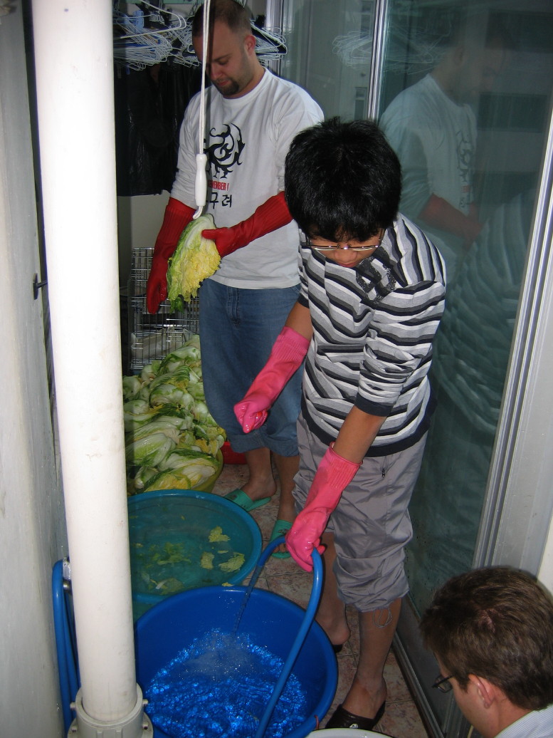Making Kimchi at Yuns Dec10th 2005 011.jpg