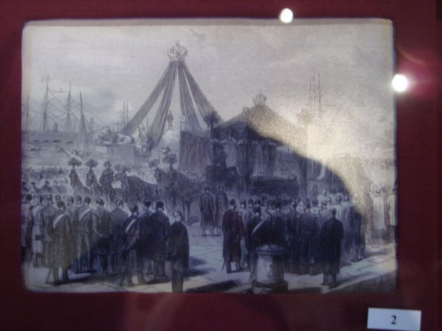 Trieste  Traslado del cuerpo de Maximiliano del catafalco flotante al carro fnebre de la corte.