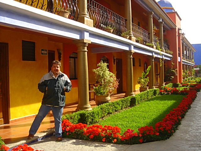 MARIANO EN EL JARDIN DEL HOTEL