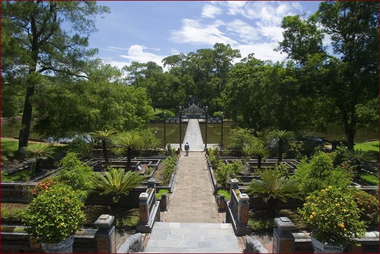 Vietnam-Hue Minh Mang Tomb18shp.jpg