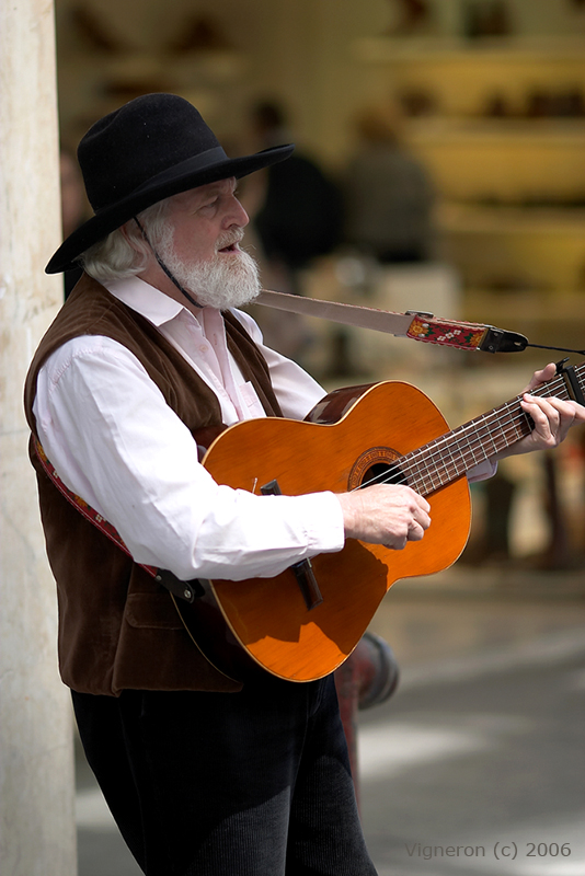 Ermoys guitarist