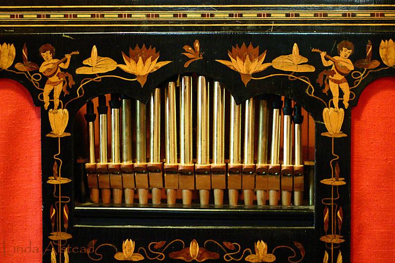 A German replica of a barrel organ