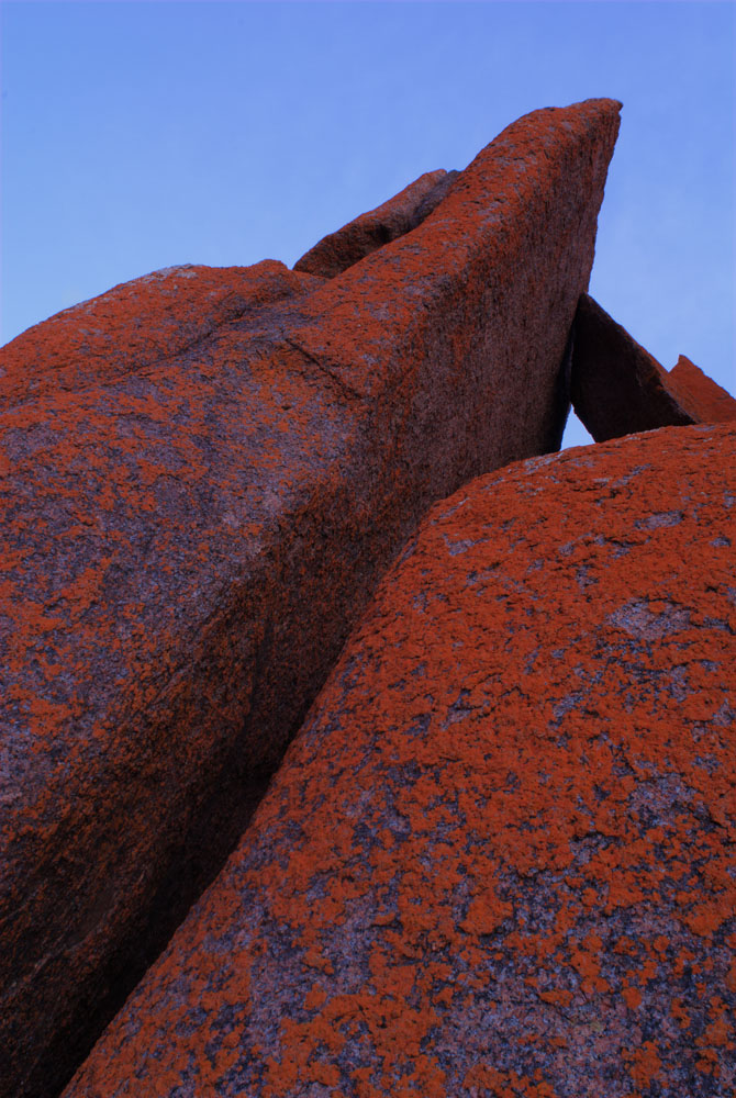 colourful rocks in Sleepy Bay