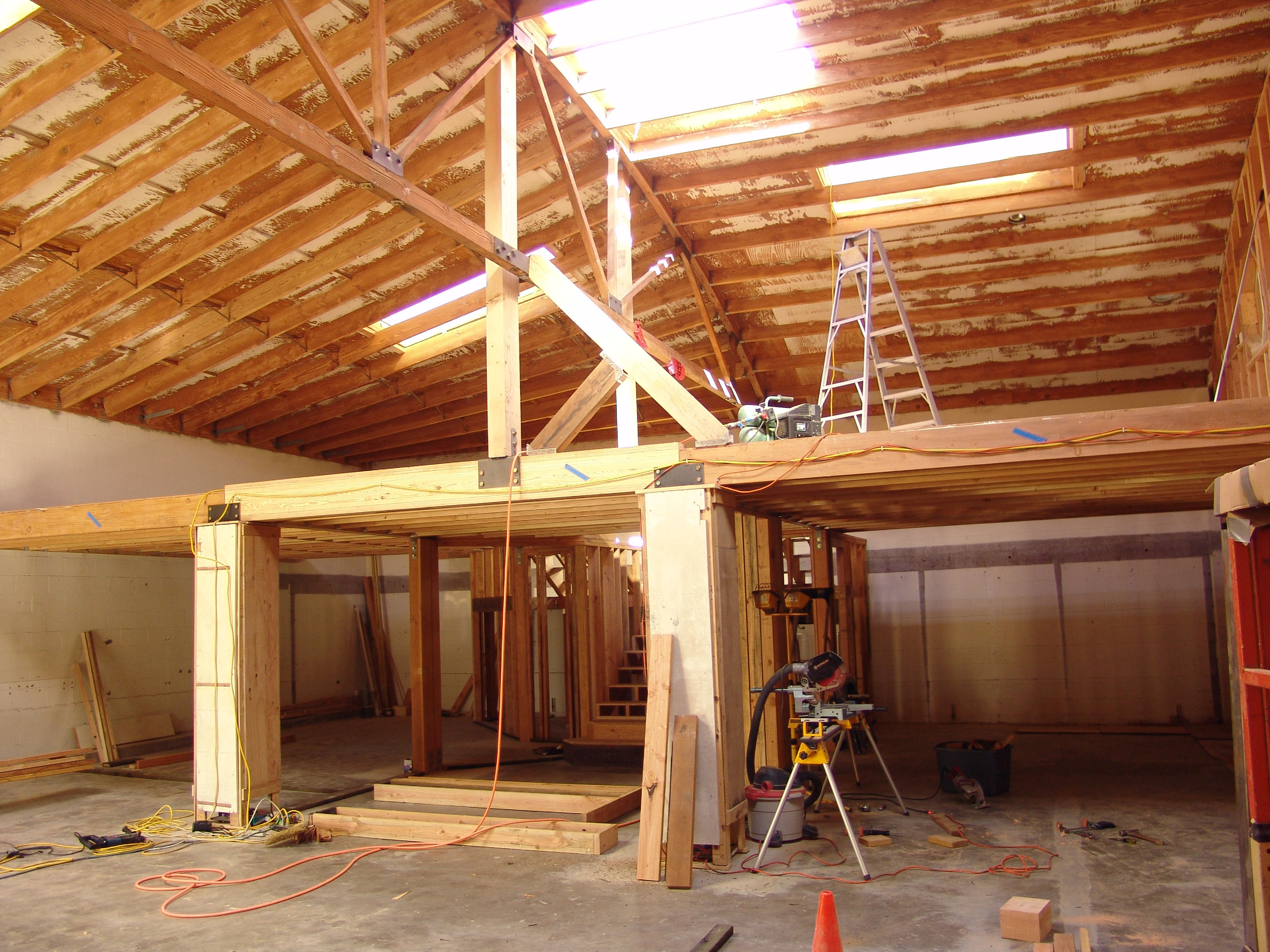 17.Posts Supporting Roof Platform.JPG