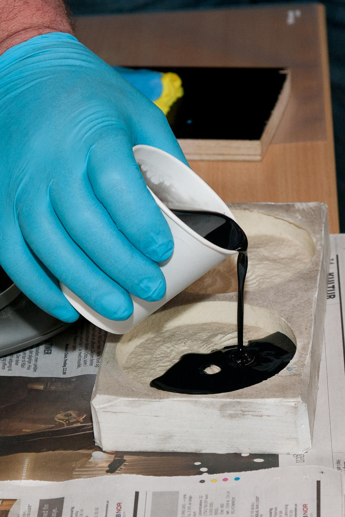 Plastmaterialet helles ned i formen. Det flyter som vann, omtrent.