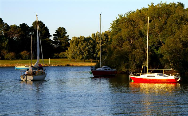 Red hull in the sailset *